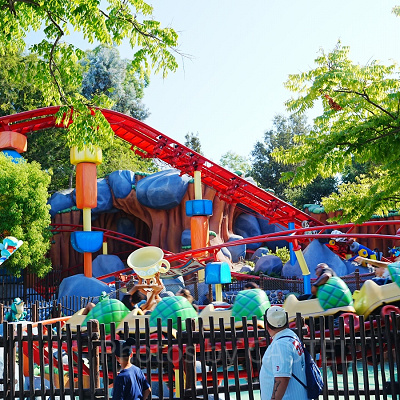 カリフォルニアアナハイムディズニーのアトラクション：チップ＆デールのガジェットコースター