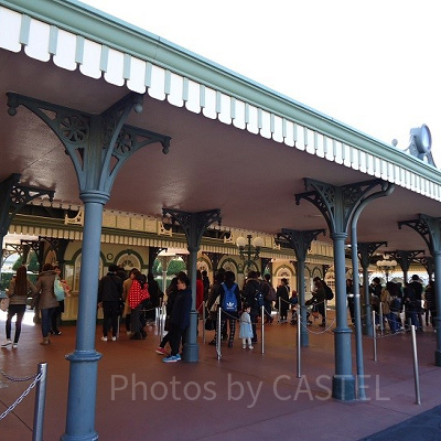 ディズニーランドのエントランス
