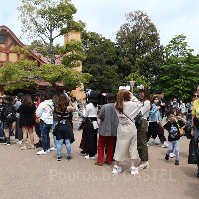 ディズニーランド5月混雑状況レポート：「美女と野獣“魔法のものがたり”」待ち列(12:00頃)