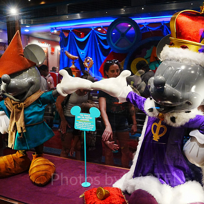 ディズニーランドの「ミッキーとミニーのランナウェイ・レイルウェイ」のQライン