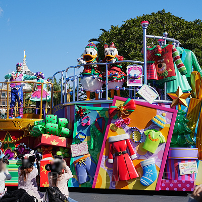 ディズニーランドの新クリスマスパレード「トイズ・ワンダラス・クリスマス」