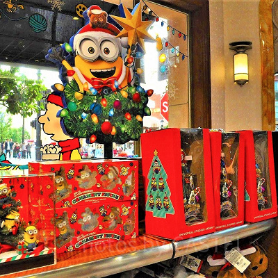 ユニバーサルスタジオストアの店内のディスプレイ（写真左がミニオンの小さなクリスマスツリー3,500円）