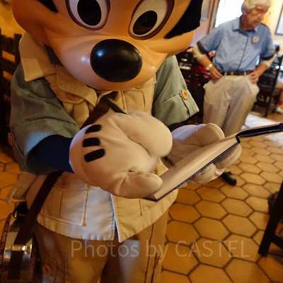 サインを書くミッキー