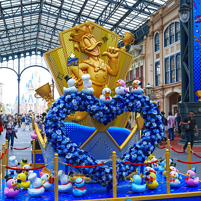 ドナルドのクワッキー・ダックシティのデコレーション