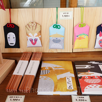 どんどこ売店ではお守り袋や雑貨を販売