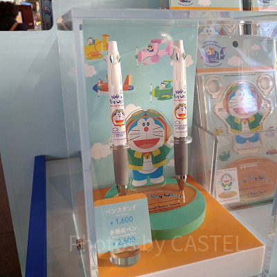 ドラえもん　多機能ペン＋ペンスタンドのディスプレイ