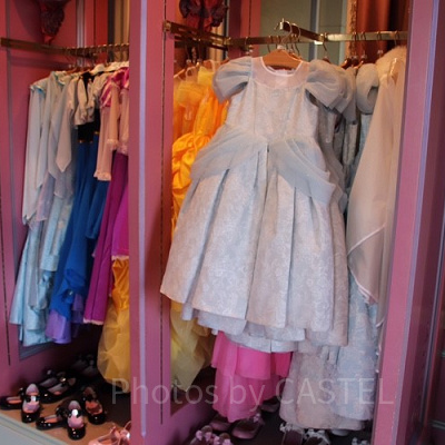 「ビビディ・バビディ・ブティック」のドレス