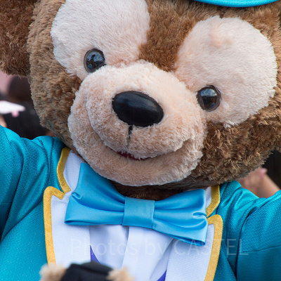 通路を歩くダッフィー