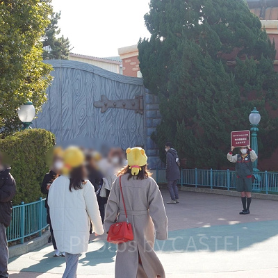 あさイチの時間帯は、プーさんのハニーハントの待ち列がトゥーンタウンにまで伸びていました。