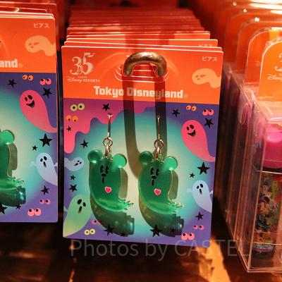 ミッキーおばけのチャームが揺れるピアス
