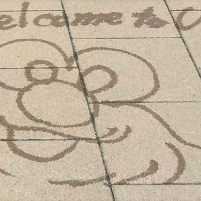 USJ駐車場の道に霧吹きで描かれたエルモ