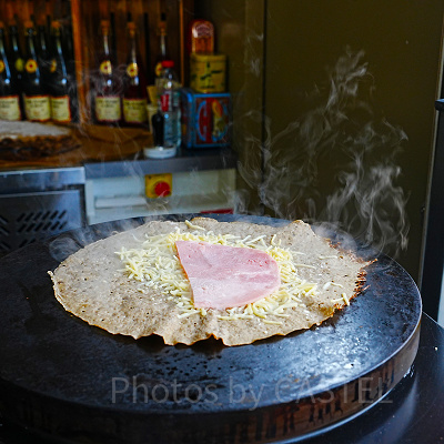 クレープやガレットを食べ歩き！