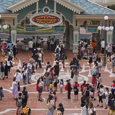 ソーシャルディスタンスを保った入園ゲート