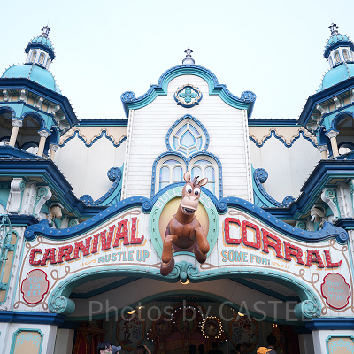 トイビル・トロリーパークの入り口。中にはトイ・ストーリーでおなじみのおもちゃの世界が広がっている。