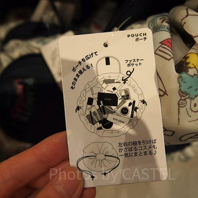 PEANUTS LAUNDRY（ピーナッツ・ランドリー）の総柄巾着ポーチの説明タグ