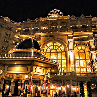 夜の東京ディズニーランドホテル外観