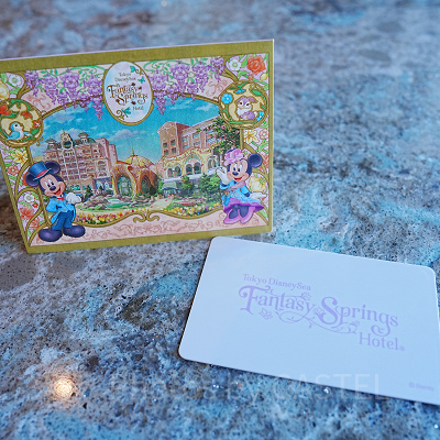 ファンタジースプリングスホテルのルームキー(右下)とキーブックレット(左上)（ファンタジーシャトー）