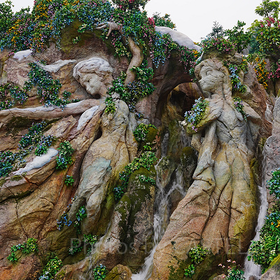 パーク内からつながる入口のそばにあるアナとエルサの像