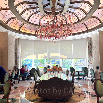 ファンタジースプリングスレストランのホワイエ