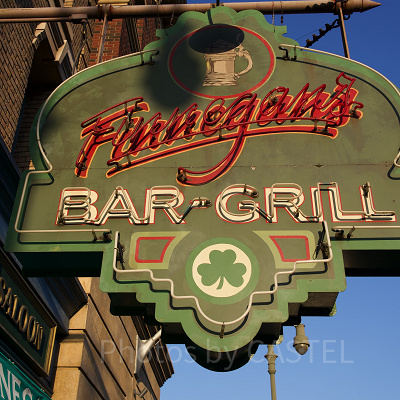 フィネガンズ・バー＆グリル：入り口看板