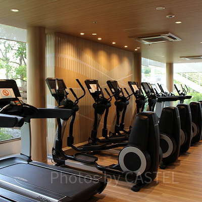 ランニングマシンが並ぶフィットネスルーム