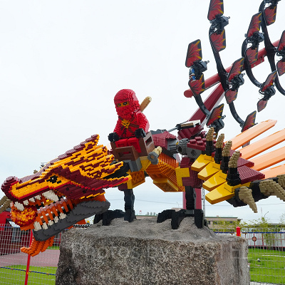 フライング・ニンジャゴーのライド（右奥）