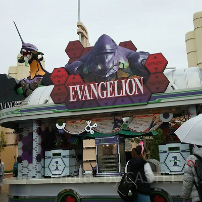 スペースファンタジーザライド前のフードカート（写真は期間限定「エヴァンゲリオン」バージョン）