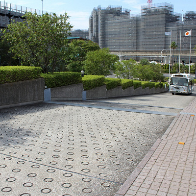 ベイサイド・ステーションから坂を上がってくる無料シャトルバス