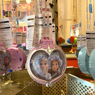 アナ雪の光るペンダント