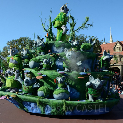 パレードに登場するアナ雪のトロール