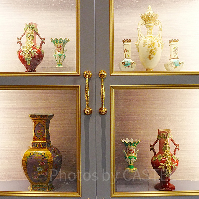 キャビネットに飾られた調度品