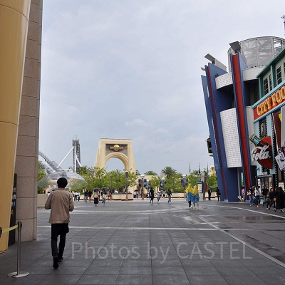 ユニバーサルシティウォーク大阪から見たUSJの門