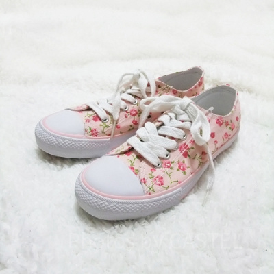 ガーリーな花柄スニーカー