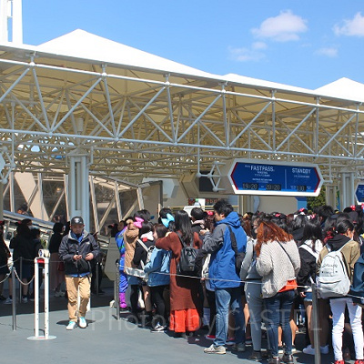 まずはファストパスを取りに行く