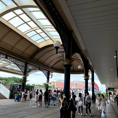 舞浜駅の改札を出てすぐ右方向へ