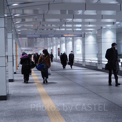 この通路をまっすぐ進みます！