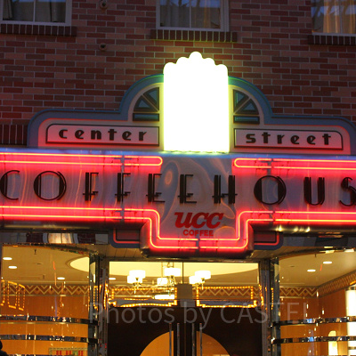 ワールドバザール中央に進んで、シンデレラ城を正面に見て右です