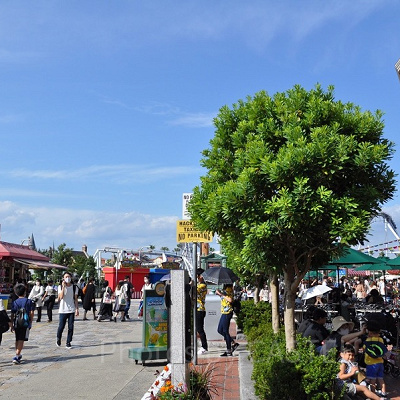 ニューヨークエリアのグッズカート（左）