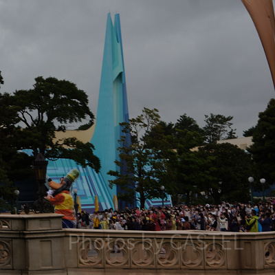 いそがしく駆け回るグーフィー