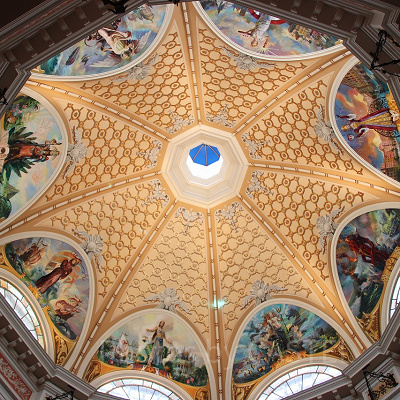 ロビーの豪華な天井