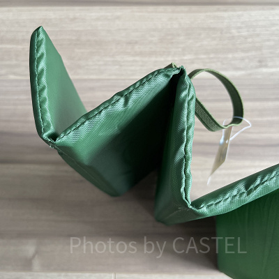 緑のポータブルクッションはじゃばら折りでコンパクトにできる