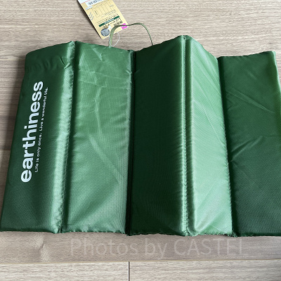 緑のポータブルクッションを広げた状態