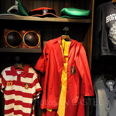 ハリー・ポッターエリアで販売されているグリフィンドール寮のクィディッチ選手用ユニホームなど／USJ