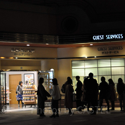 パーク外のゲストサービス（右側のブラインドがついている窓が窓口)