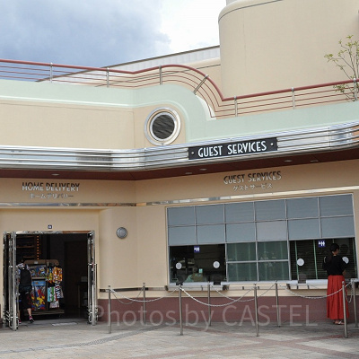 パークの外にあるゲストサービス（右側のブラインドがついている窓口)