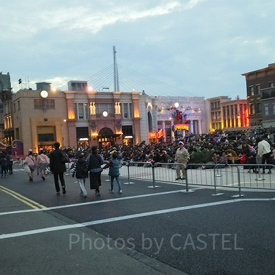 小雨がちらつくUSJで「天使のくれた奇跡Ⅲ」のショーを待つゲスト