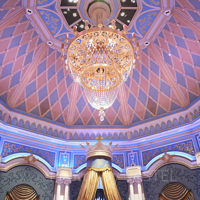 大広間天井のシャンデリア シンデレラのフェアリーテイル・ホール