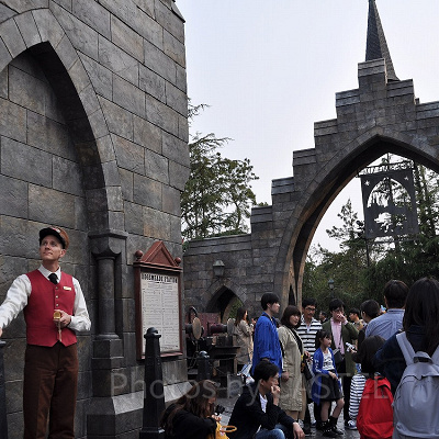 ハリー・ポッターエリアの駅長とゲスト／USJ