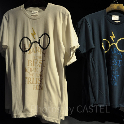Harry’s Glasses（ハリーズグラッシーズ）のTシャツ（左・白、右・ミッドナイトブルー）
