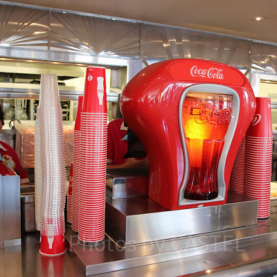 バーガーと一緒にコーラもどうぞ♪